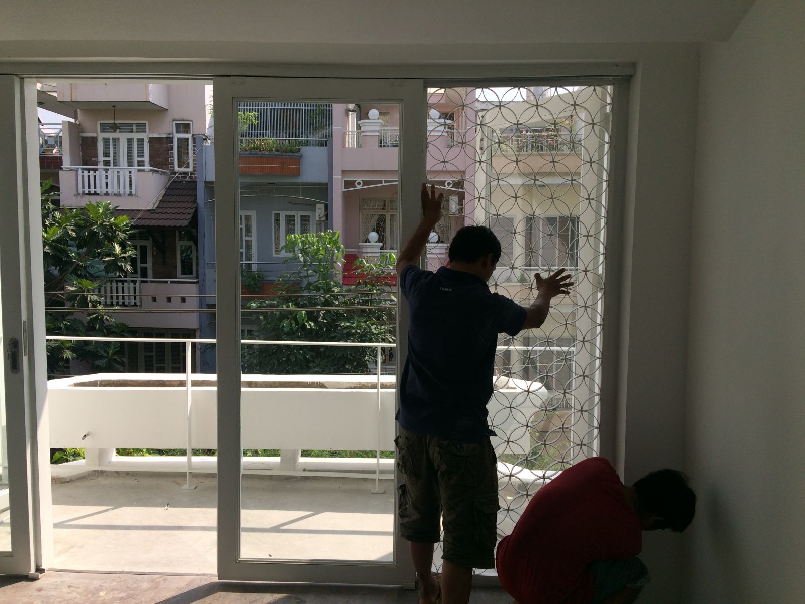 Sửa chữa cải tạo sửa nhà phố tại quận Bình Thạnh: Công tác lắp đặt cửa